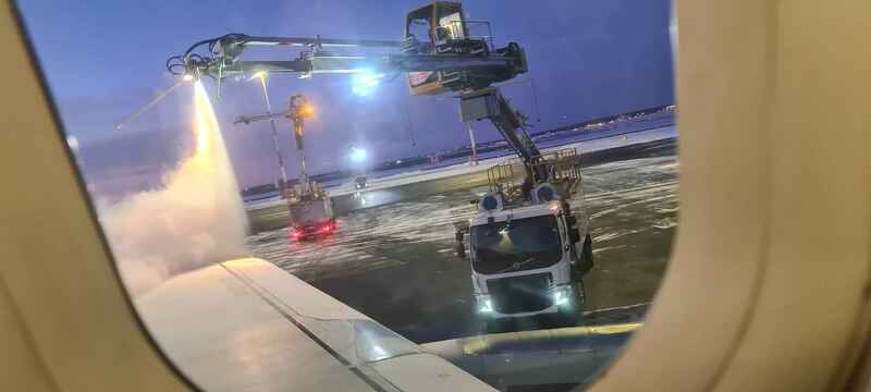 Aeroplane deicing in action